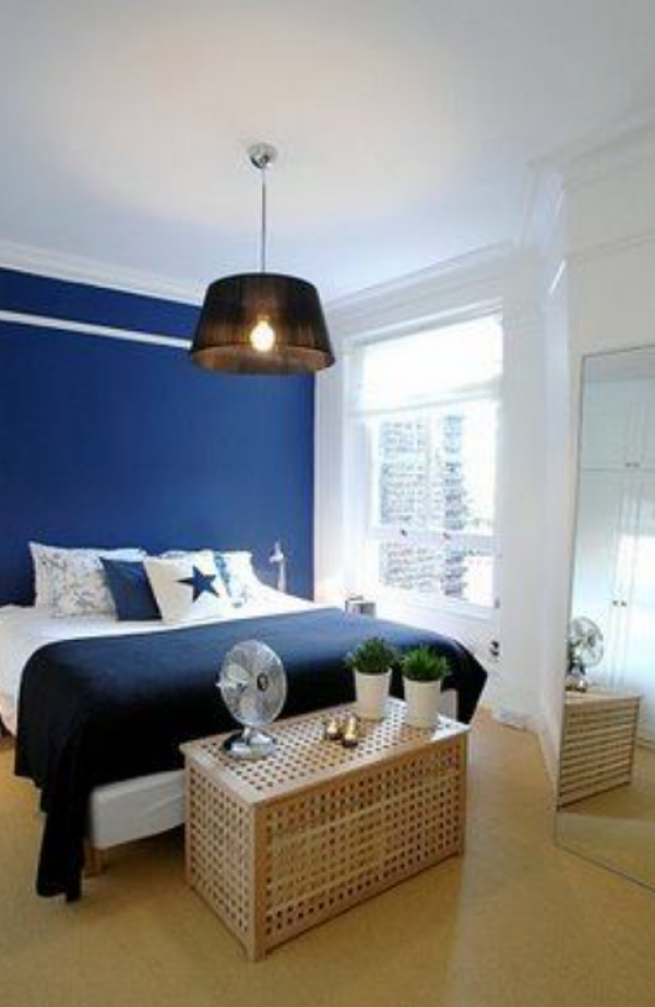 Warna Putih yang Mendominasi dengan Aksen Biru